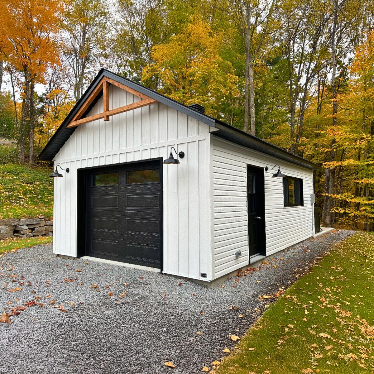 Garage de style farmhouse sur mesure et haut de gamme, entièrement personnalisable selon vos goûts et votre budget | Cabanons Mirabel