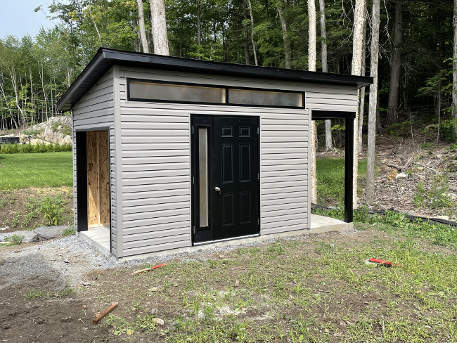 Construire un cabanon en pente