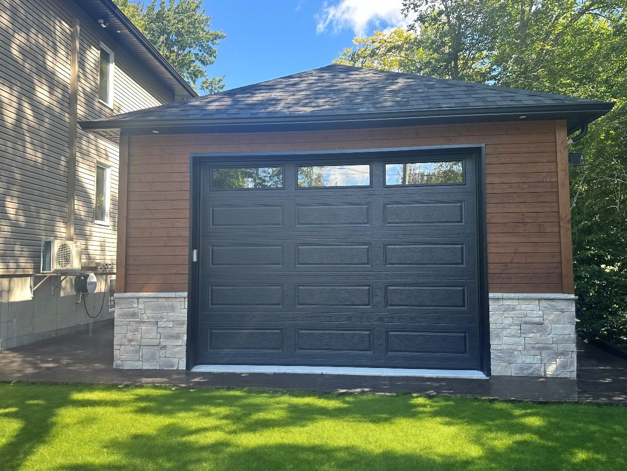 Garage préfabriqué de style contemporain sur mesure et haut de gamme, entièrement personnalisable selon vos goûts et votre budget | Cabanons Mirabel
