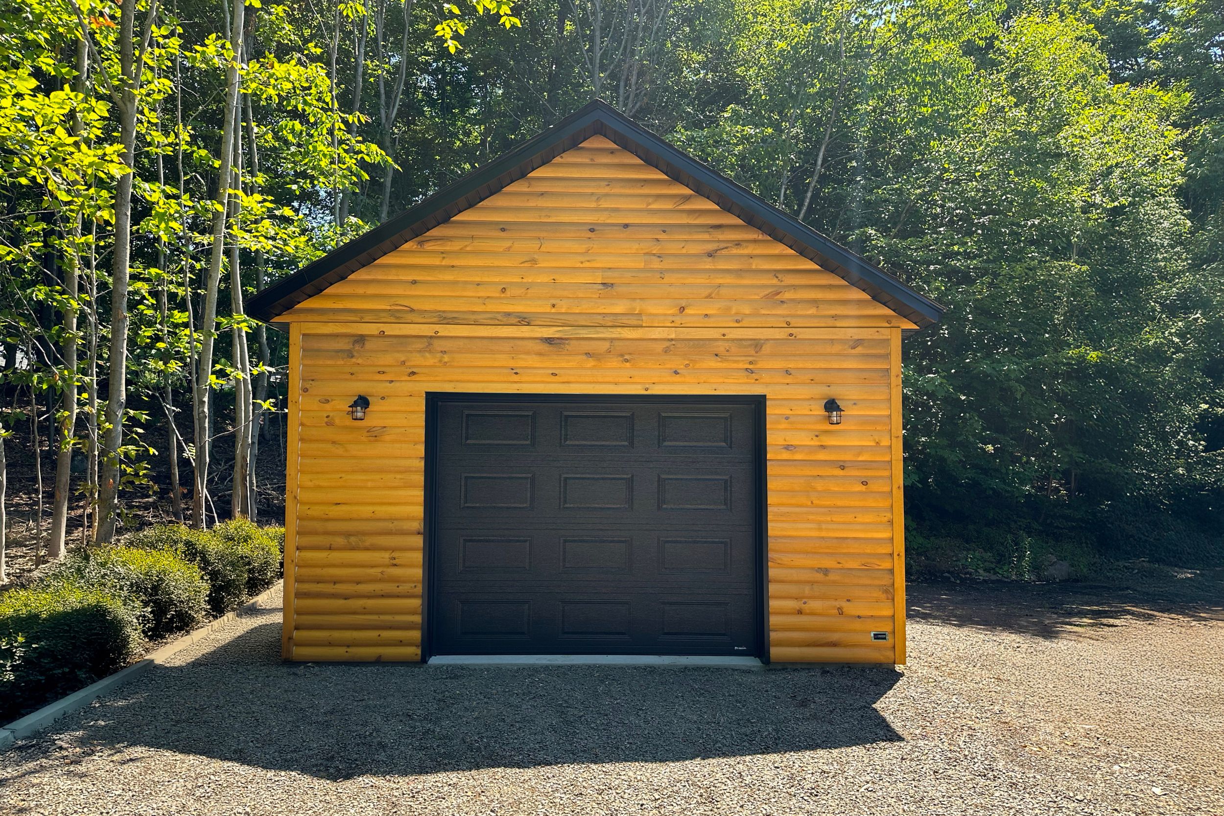 Garage de style rustique / chalet / bois rond fait sur mesure et haut de gamme, entièrement personnalisable selon vos goûts et votre budget | Cabanons Mirabel
