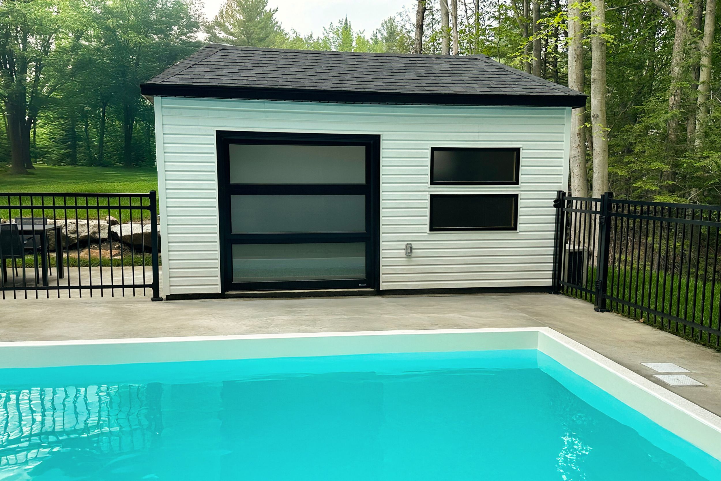 Cabanon / poolhouse préfabriqué toit 4 versants au goût du jour blanc avec accents noirs. Haut de gamme, entièrement personnalisable selon vos goûts et votre budget | Cabanons Mirabel